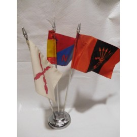 Peana metálica con tres banderas del Movimiento. Falange Requetes Imperial y Fuerza Nueva