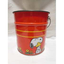 Bonita papelera de Snoopy antigua. Metálica con asa.