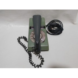 Tel&eacute;fono ingl&eacute;s retro a&ntilde;os 60.  En verde militar.