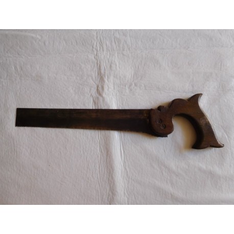 Serrucho antiguo con mango de madera creo que nogal