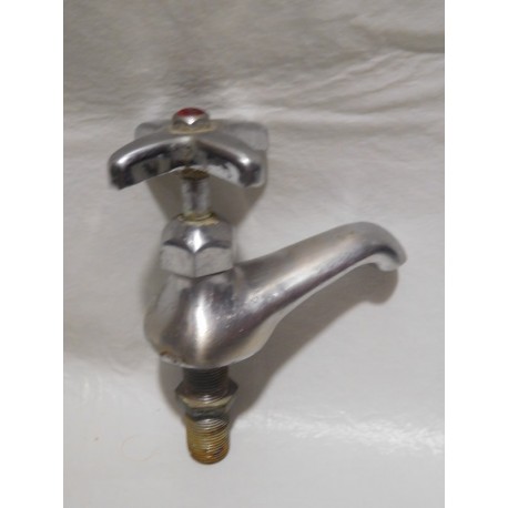 Antiguo grifo con llave a rosca