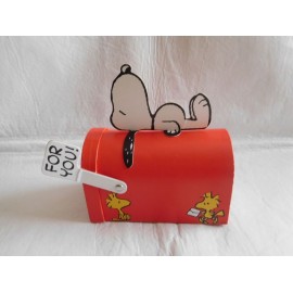 Bonita caja para guardar tesoro de Snoopy con forma de buzón.