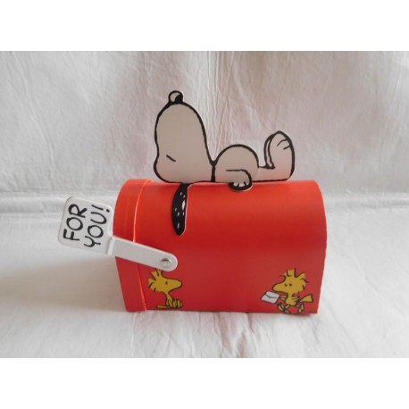 Bonita caja para guardar tesoro de Snoopy con forma de buzón.