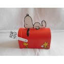 Bonita caja para guardar tesoro de Snoopy con forma de buzón.