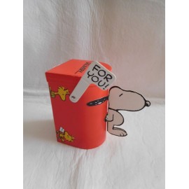 Bonita caja para guardar tesoro de Snoopy con forma de buz&oacute;n.