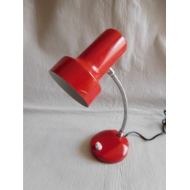 Lampara tipo Flexo fabricado en España, en color rojo space age. Años 60.
