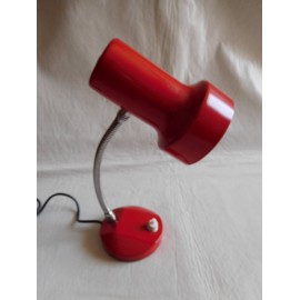 Lampara tipo Flexo fabricado en España, en color rojo space age. Años 60.