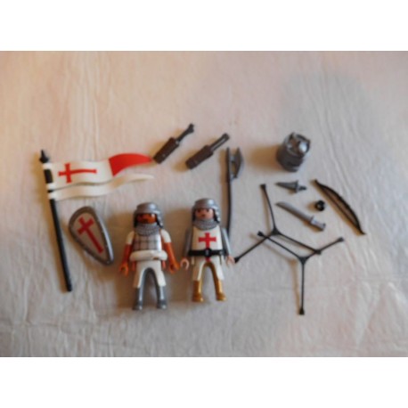 Figuras con complementos Playmobil cruzados.