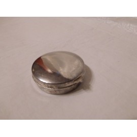 Pastillero en plata con marca-sello de joyero en base. Precioso. 5 cm diámetro. Elegante.