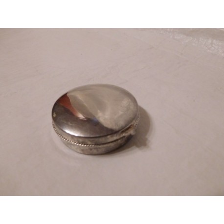 Pastillero en plata con marca-sello de joyero en base. Precioso. 5 cm diámetro. Elegante.
