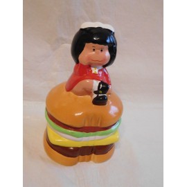 Hucha de Mafalda licencia Quino sentada en hamburguesa.