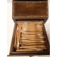 Caja bolillos en madera noble (Roble o Caoba). Cajón lleno de bolillos antiguos. Rodillo y utiles.