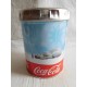 Lata de osos con tapa publicidad Coca Cola. La tapa imita una chapa con las letras de Coca Cola.