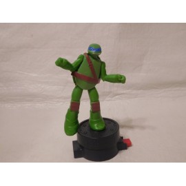 Magnifica figura Tortugas Ninja móvil. Con pulsador. Gira y pega una patada.