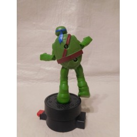 Magnifica figura Tortugas Ninja m&oacute;vil. Con pulsador. Gira y pega una patada.