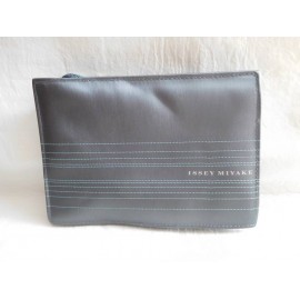 Neceser en gris metálico de Issey Miyake. Nuevo