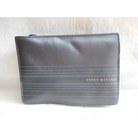 Neceser en gris metálico de Issey Miyake. Nuevo