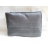 Neceser en gris metálico de Issey Miyake. Nuevo