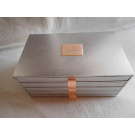 Caja muestrario con diferentes telas en diferentes materiales de diseñador Jean Paul Gaultier. Discovery Kit.