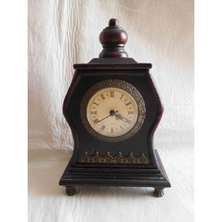 Reproducción de antiguo reloj en madera. Mecanismo moderno con pila.