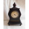 Reproducción de antiguo reloj en madera. Mecanismo moderno con pila.