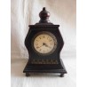 Reproducción de antiguo reloj en madera. Mecanismo moderno con pila.