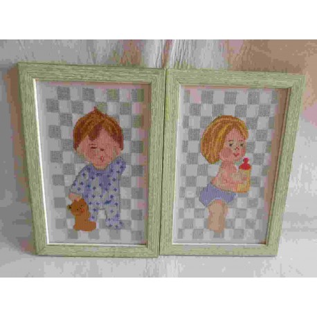Pareja de cuadros enmarcados realizados a punto de cruz de niño y niña para habitación infantil.