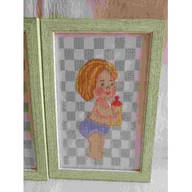 Pareja de cuadros enmarcados realizados a punto de cruz de ni&ntilde;o y ni&ntilde;a para habitaci&oacute;n infantil.