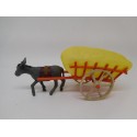 Bonito carro con burro en plástico. Años 60. Juguete de kiosko. Bien conservado.