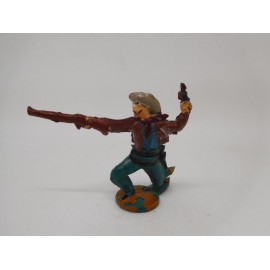 Figura vaquero con pistola y escopeta. Goma. Años 50. Fabricado por gama. Ref 17.