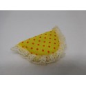 Almohada barríguitas original amarilla con topos naranjas.