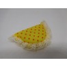 Almohada barríguitas original amarilla con topos naranjas.