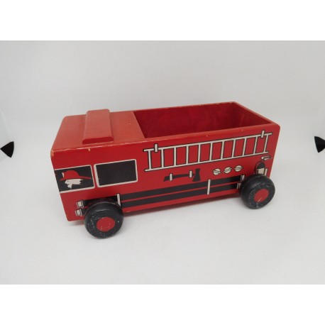 Bonito camión de bomberos realizado todo en madera.