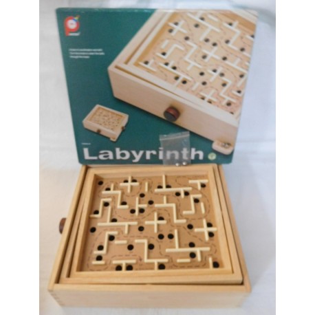 Laberinto realizado en madera de alta calidad. Pintoy.