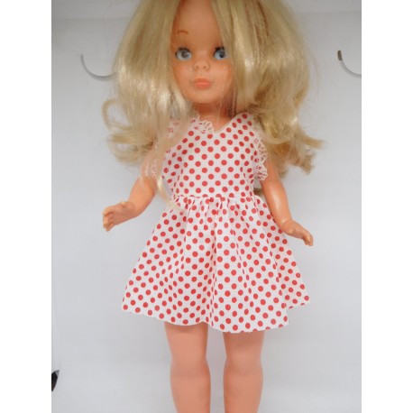 Precioso vestido para Nancy blanco con topos rojos.