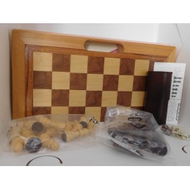 Magnifico juego tallado en madera de Ajedrez, Damas y Backgammon. Nuevo.