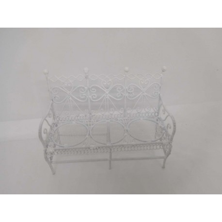 Mueble banco metálico en blanco, jardín. Casa de muñecas.