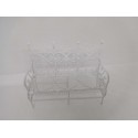 Mueble banco metálico en blanco, jardín. Casa de muñecas.