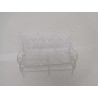 Mueble banco metálico en blanco, jardín. Casa de muñecas.