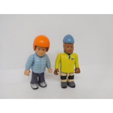 Muñecos articulados de dos personajes.