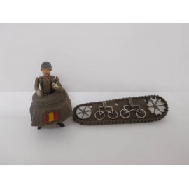Figura soldado español España del ejercito de Tierra con partes de tanque. Años 50.