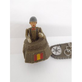 Figura soldado español España del ejercito de Tierra con partes de tanque. Años 50.