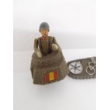 Figura soldado español España del ejercito de Tierra con partes de tanque. Teixido años 50.