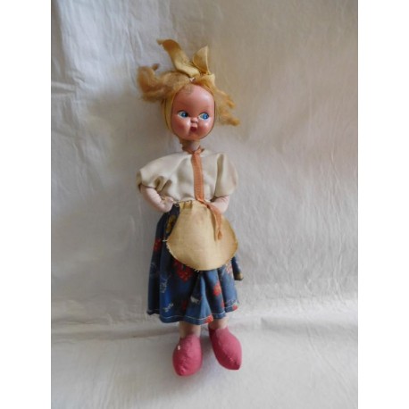 Muñeca en paja o serrín con cara en celuloide. Años 40-50.