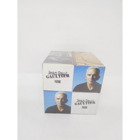 Cubo promocional de Jean Paul Gaultier. Publicidad de Jean Paul Gaultier.