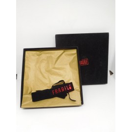 Bonito collar en tela con letras Fragile de Jean Paul Gaultier en su caja. Nuevo.