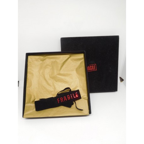 Bonito collar en tela con letras Fragile de Jean Paul Gaultier en su caja. Nuevo.