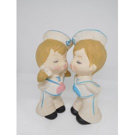Figuras en escayola, caolín o similar de pareja de marineros dándose un beso. Años 70-80