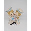 Figuras en escayola, caolín o similar de pareja de marineros dándose un beso. Años 70-80