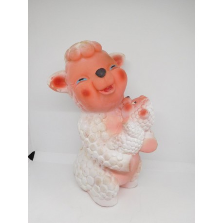 Figura de goma de oveja con ovejita en brazos. Juguetes Majuba. Años 60-70